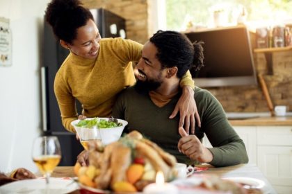 Comer em casa ou fora: o que é mais vantajoso para o casal?